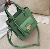 Modern női táska elülső zsebbel, négy színben