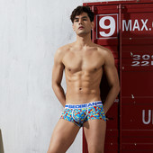 Modern férfi fürdőruha színes hercegekkel, két színben