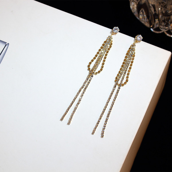 Cercei lungi de dama - de culoare aurie cu pietre