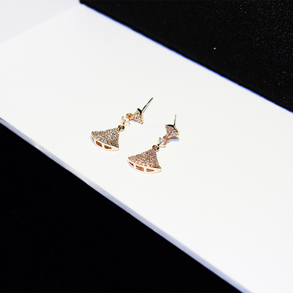 Cercei eleganti de dama - in doua culori cu pietre