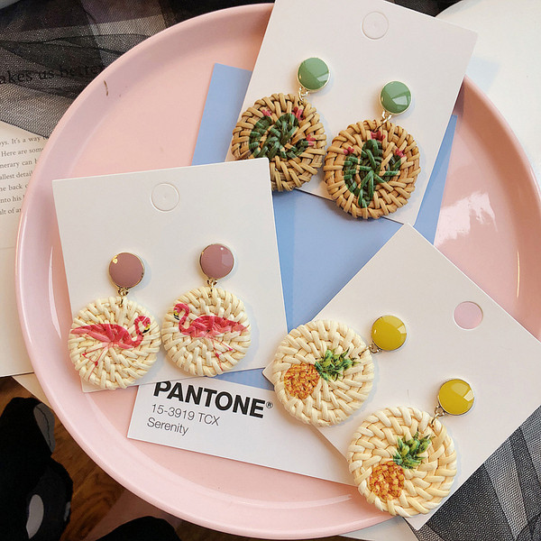 Cercei de dama actuali cu forma rotunda in trei culori