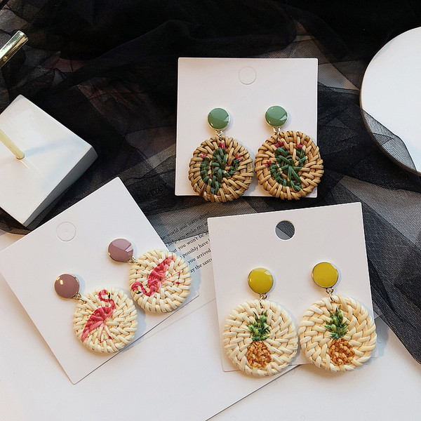 Cercei de dama actuali cu forma rotunda in trei culori