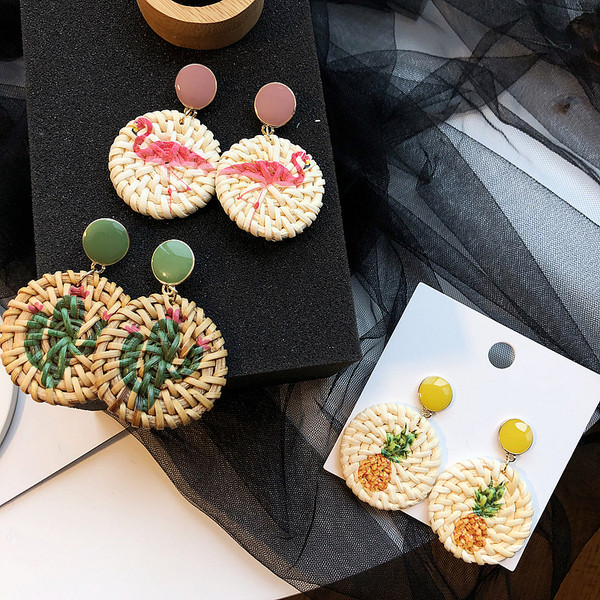 Cercei de dama actuali cu forma rotunda in trei culori