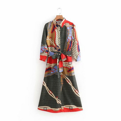 Modern női ruha teljes hosszában gombokkal, színes mintás derékövvel