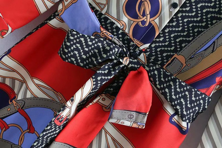 Modern női ruha teljes hosszában gombokkal, színes mintás derékövvel