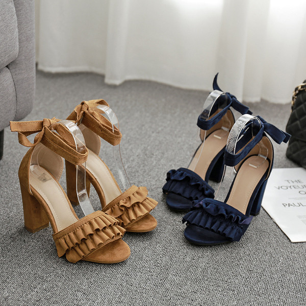 Öko velúrból készült női szandál vastag sarokkal barna és kék színben