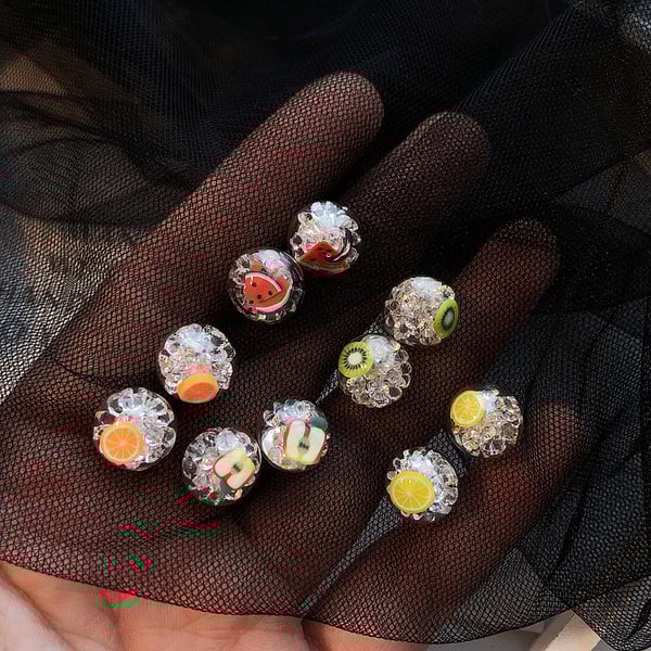 Női kis fülbevaló több színben gyöngyökkel