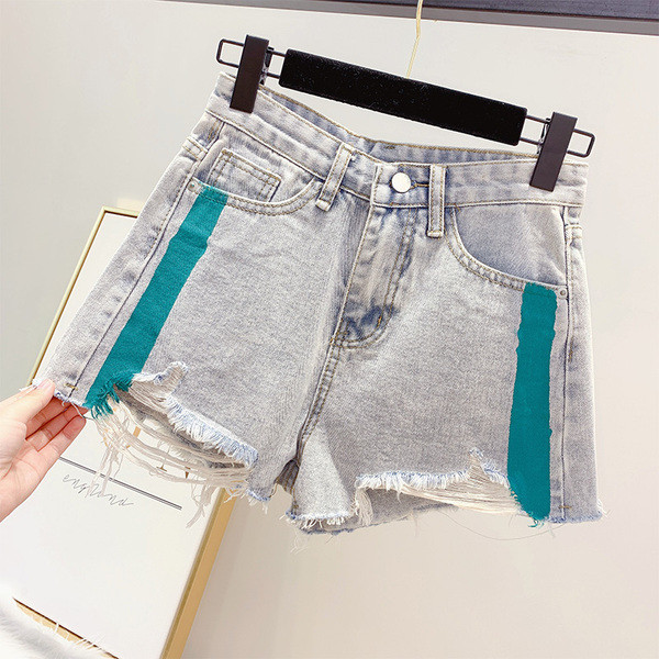 Pantaloni scurți de damă din denim cu motive rupte