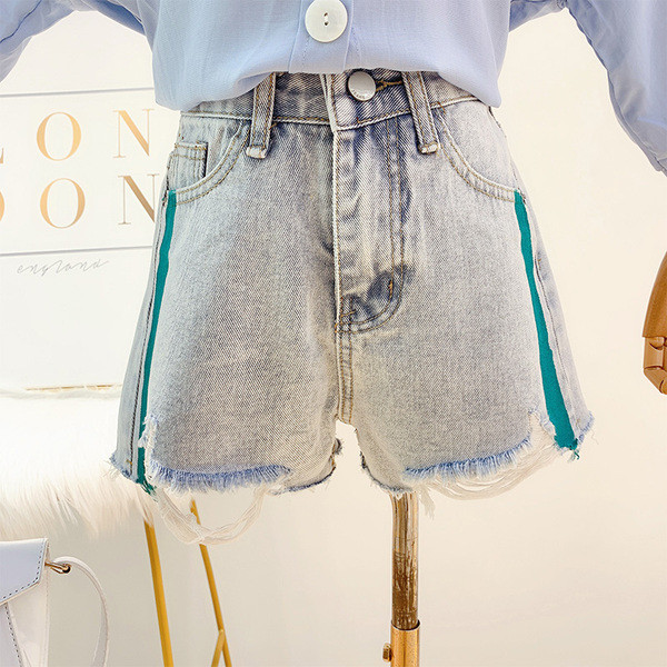 Pantaloni scurți de damă din denim cu motive rupte