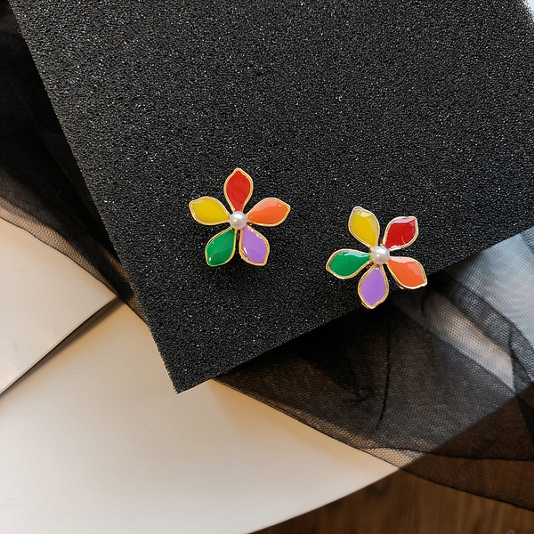 Cercei moderni de dama in forma de floare