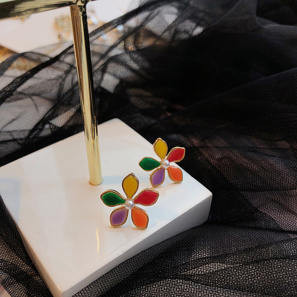 Cercei moderni de dama in forma de floare