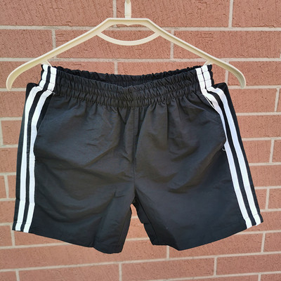 Модерни мъжки къси панталони с кант в няколко цвята