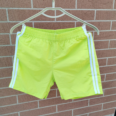 Модерни мъжки къси панталони с кант в няколко цвята