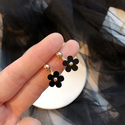 Cercei de damă în formă de floare în alb și negru