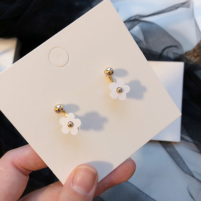 Cercei de damă în formă de floare în alb și negru