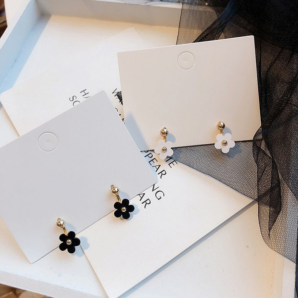 Cercei de damă în formă de floare în alb și negru