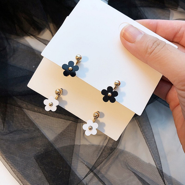 Cercei de damă în formă de floare în alb și negru