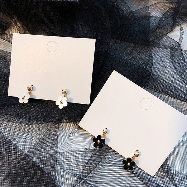 Cercei de damă în formă de floare în alb și negru