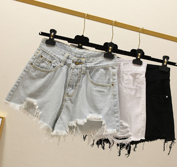 Pantaloni scurți de damă cu motive rupte în trei culori