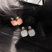 Cercei moderni de dama in roz si alb