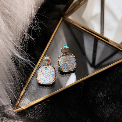 Cercei moderni de dama in roz si alb