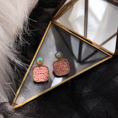 Cercei moderni de dama in roz si alb