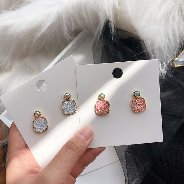 Cercei moderni de dama in roz si alb