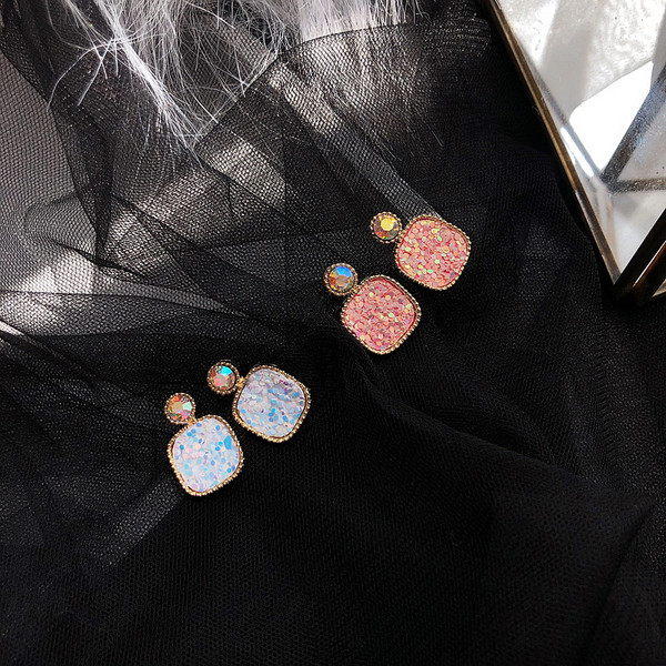 Cercei moderni de dama in roz si alb