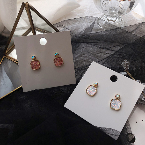 Cercei moderni de dama in roz si alb