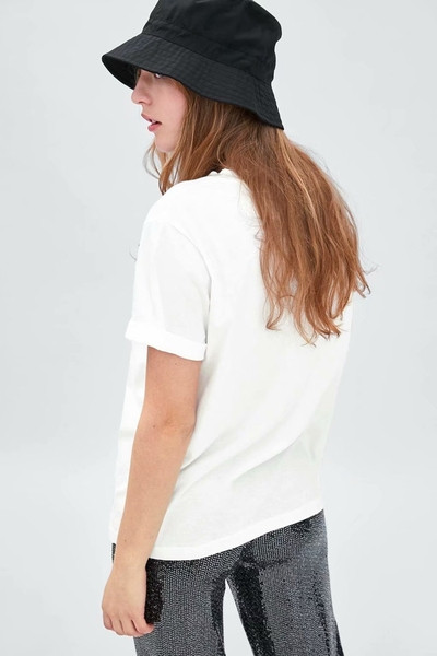 Alkalmi póló fehér és fekete rátéttel és felirattal