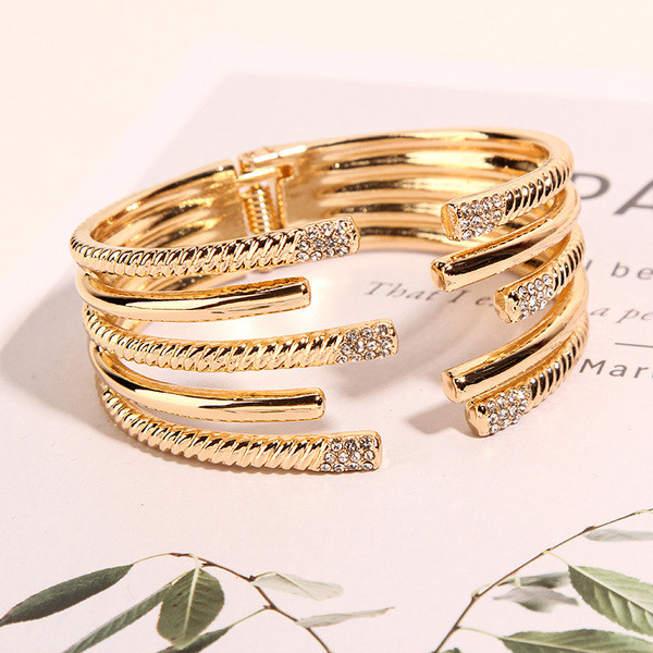 Női karkötő arany színű kövekkel