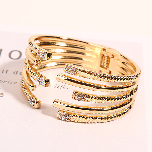 Női karkötő arany színű kövekkel