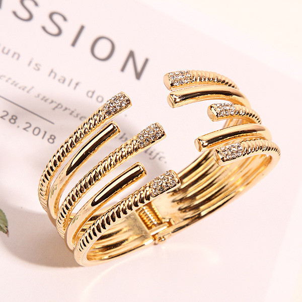 Női karkötő arany színű kövekkel