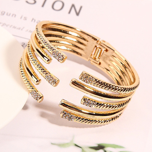 Női karkötő arany színű kövekkel