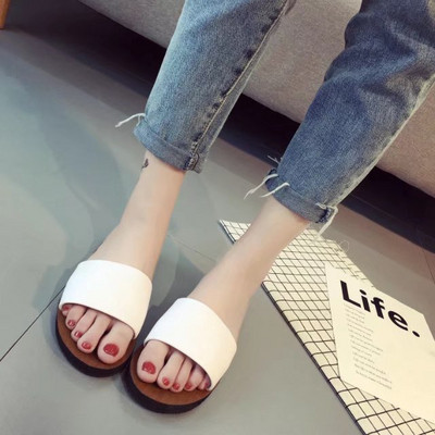 Μοντέρνεςγυναικείες παντόφλες σε μαύρο, λευκό και ασημί χρώμα