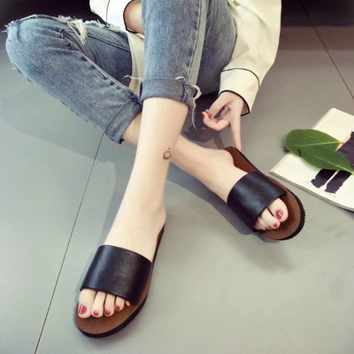 Μοντέρνεςγυναικείες παντόφλες σε μαύρο, λευκό και ασημί χρώμα