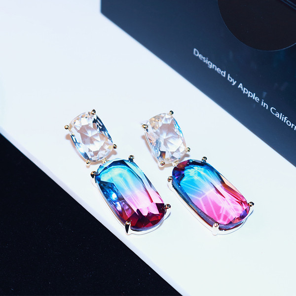 Stílusos női fülbevaló kövekkel - két színben