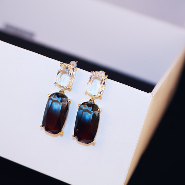 Stílusos női fülbevaló kövekkel - két színben