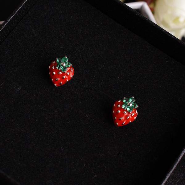 Cercei de dama actuali in rosu