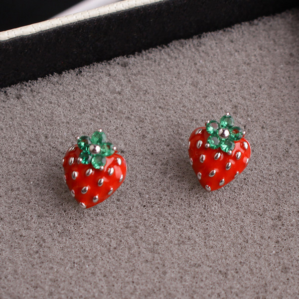 Cercei de dama actuali in rosu