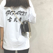 Stílusos női táska fémlánccal és gyöngyökkel