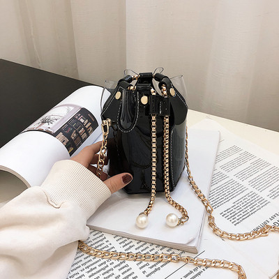 Stílusos női táska fémlánccal és gyöngyökkel