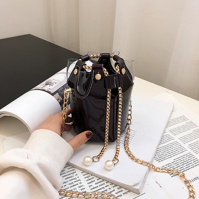 Stílusos női táska fémlánccal és gyöngyökkel