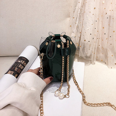 Stílusos női táska fémlánccal és gyöngyökkel