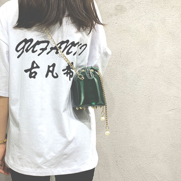 Stílusos női táska fémlánccal és gyöngyökkel