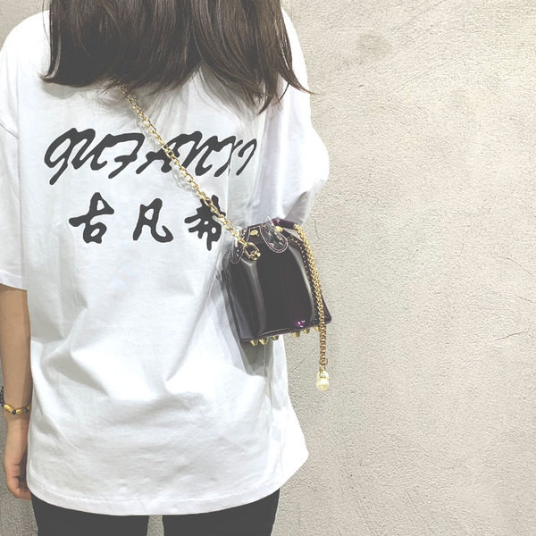 Stílusos női táska fémlánccal és gyöngyökkel