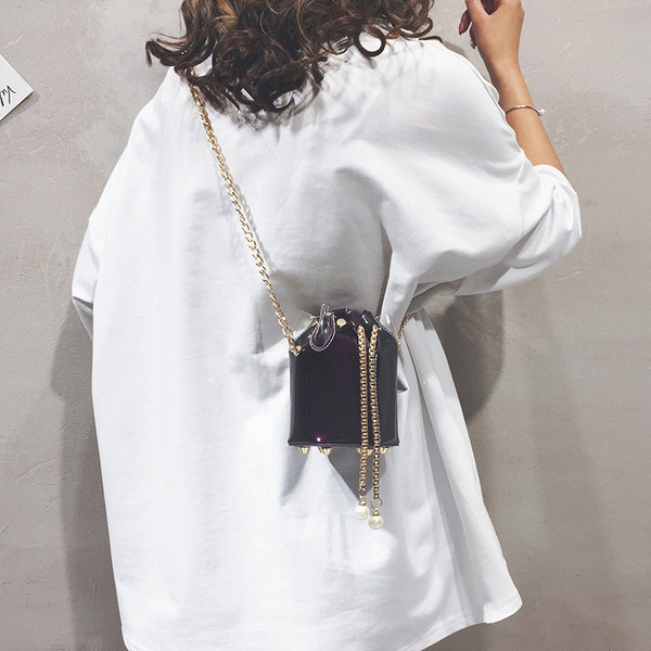 Stílusos női táska fémlánccal és gyöngyökkel