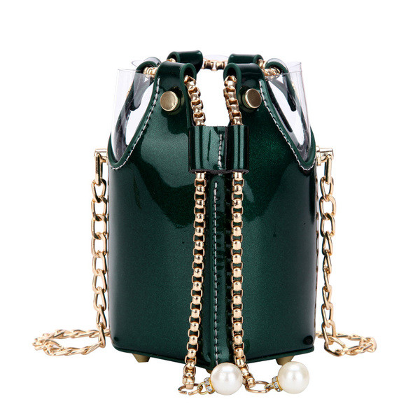 Stílusos női táska fémlánccal és gyöngyökkel