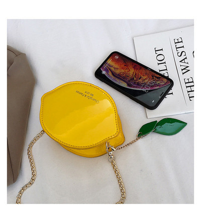 Geanta de dama moderna in forma de lamaie cu lant metalic