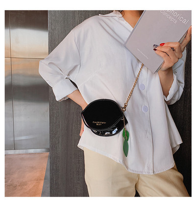 Geanta de dama moderna in forma de lamaie cu lant metalic